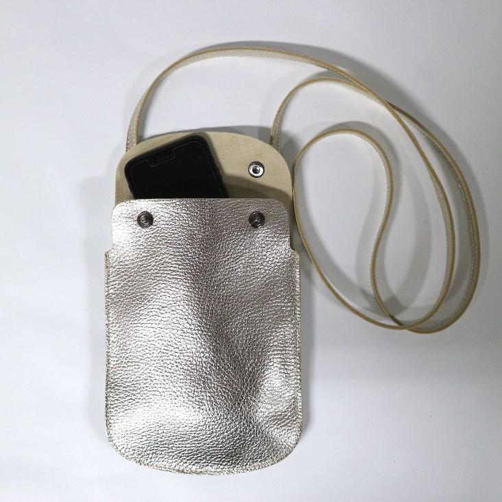 Griesbach - Phone Bag aus strukturiertem Leder in Metallic-Optik Farbe Platin - 1