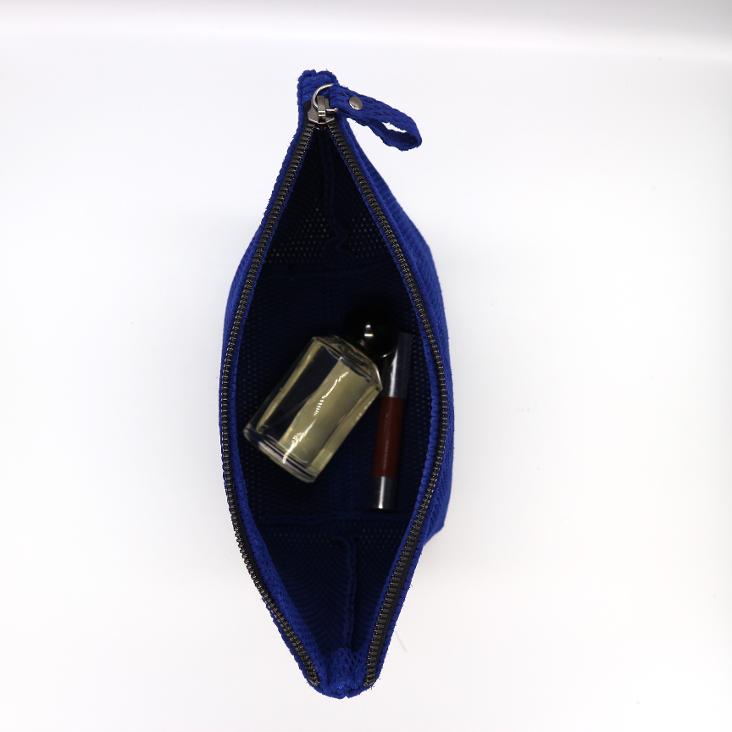 Griesbach – Big Marina Case aus perforiertem Veloursleder in Blau - 3