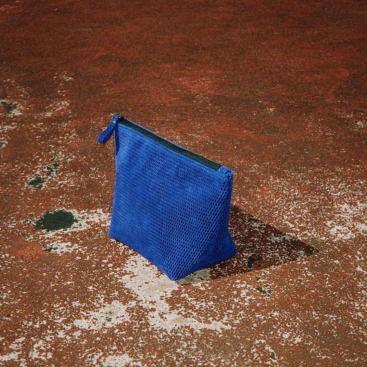 Griesbach – Big Marina Case aus perforiertem Veloursleder in Blau