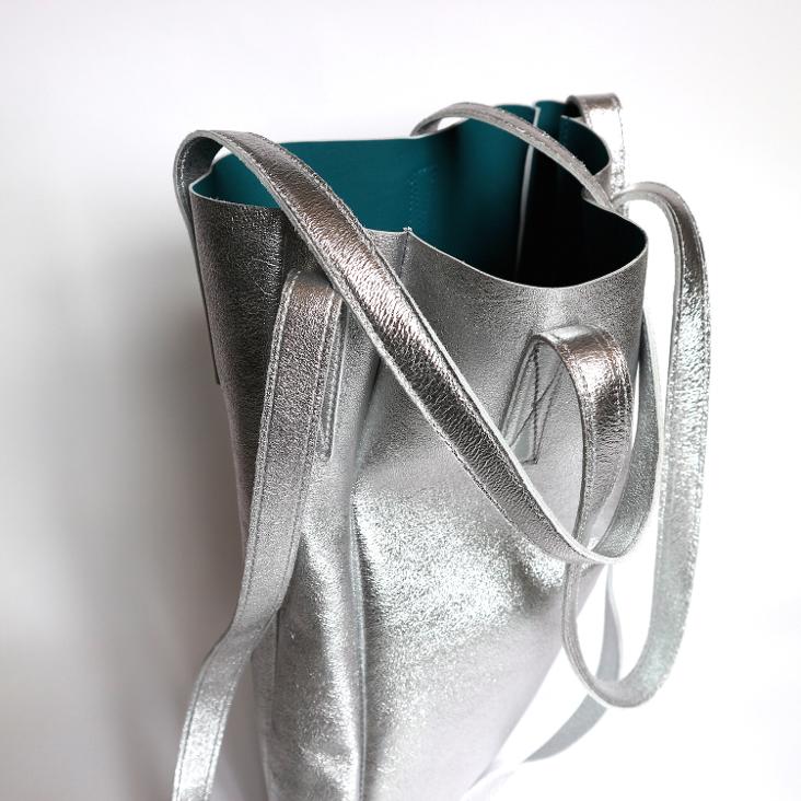 Griesbach - City Tote Bag aus körnigem Doubleface Leder in Metallic-Optik Farbe Silber / Blau - 0