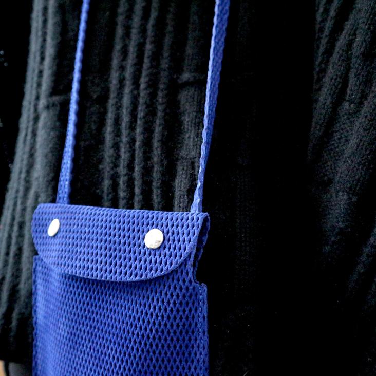 Griesbach – Phone Bag aus perforiertem Veloursleder in Farbe Blau - 2