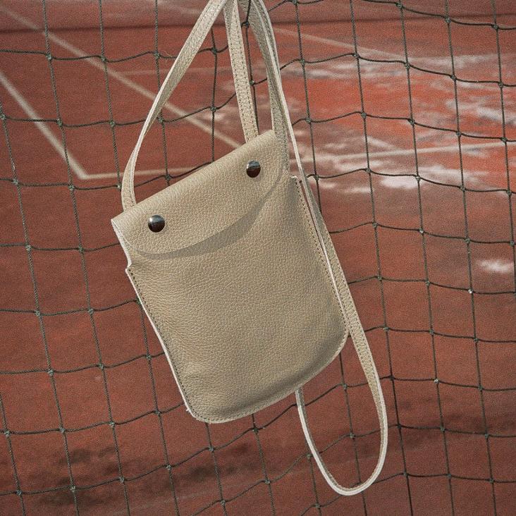 Griesbach – Phone Bag aus strukturiertem Leder Farbe Greige
