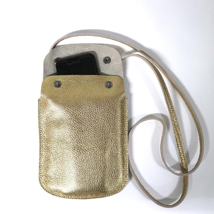 Griesbach - Phone Bag aus strukturiertem Leder in Metallic-Optik Farbe Gold - 1
