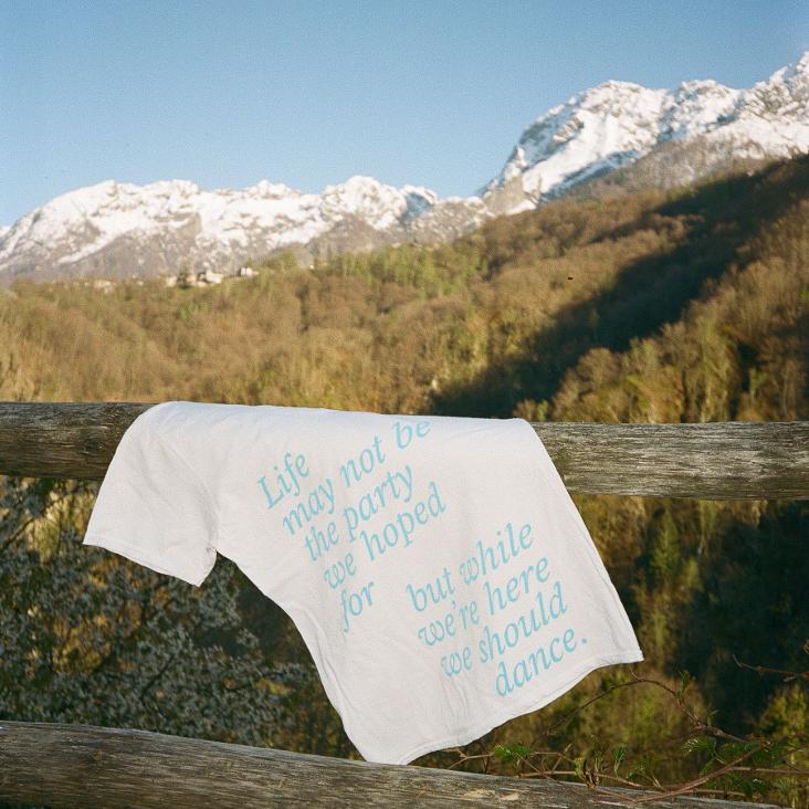 to a T. – LIMITED FIFTY based on a true story T–Shirt `Dance` Farbe Weiss Grösse XS - S
